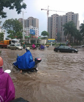 广东多地遭遇水浸街 网友呼唤晴天何时回归茂名
